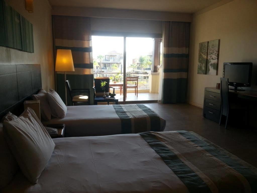 Jaz Little Venice Golf Resort Ain Sukhna Bagian luar foto A room at the hotel
