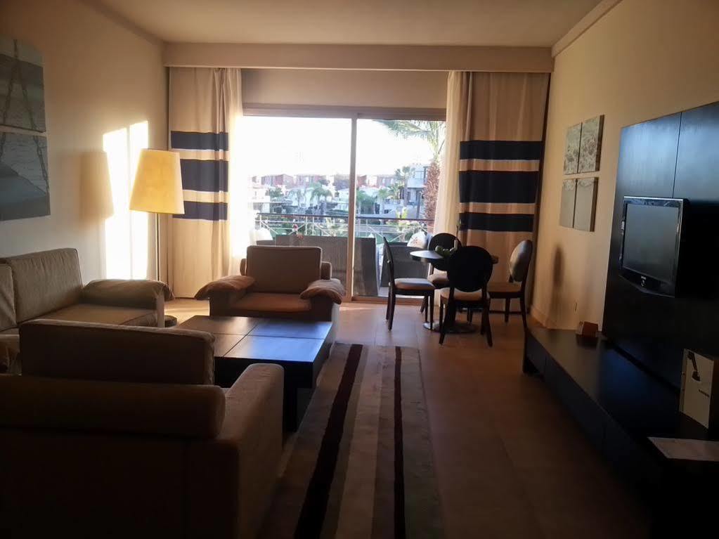 Jaz Little Venice Golf Resort Ain Sukhna Bagian luar foto A living room at the Hilton Sharm El Sheikh Resort
