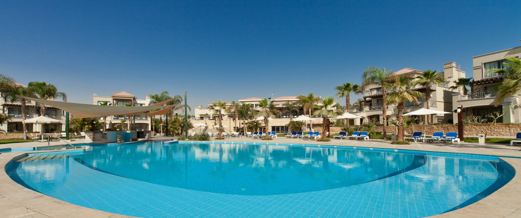 Jaz Little Venice Golf Resort Ain Sukhna Bagian luar foto The swimming pool at the complex